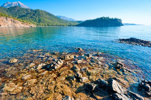 Beau paysage marin, la baie et les montagnes verdoyantes — Photo