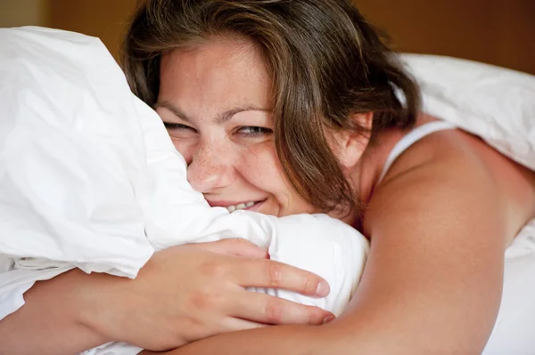 Meisje in bed in de ochtend gelukkig nieuwe dag — Stockfoto