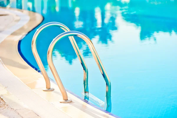 Descenso a la piscina en el hotel —  Fotos de Stock