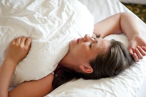 Gadis tidur di punggungnya tertutup dengan kosong — Stok Foto