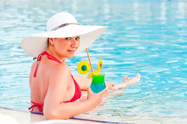 Beautiful woman with a cocktail — Stock Photo, Image