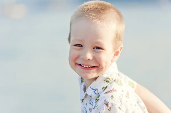 Portrait d'un enfant souriant sur la mer — Photo