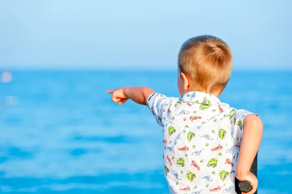 Child points to something — Stock Photo, Image