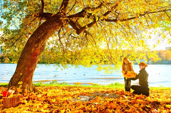 Mãe e filha na natureza outono — Fotografia de Stock