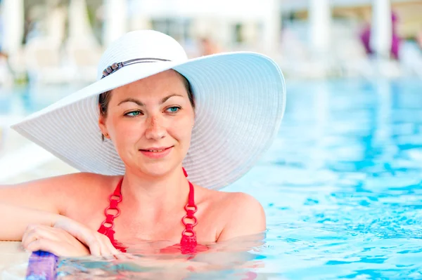 Young woman relaxing in the pool at the resort — Stock Photo, Image