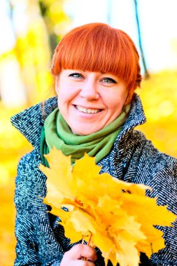 gülümseyen kadın ile akçaağaç yaprakları