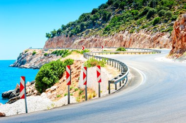 yol işaretleri, tehlikeli dönüş dağlarda uyar.