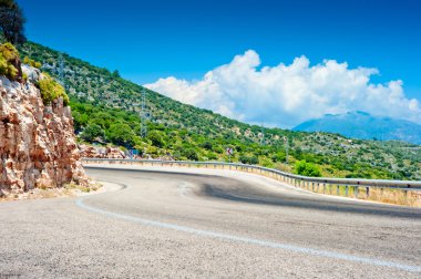 dağlarda karayolu tehlikeli bir dönüş