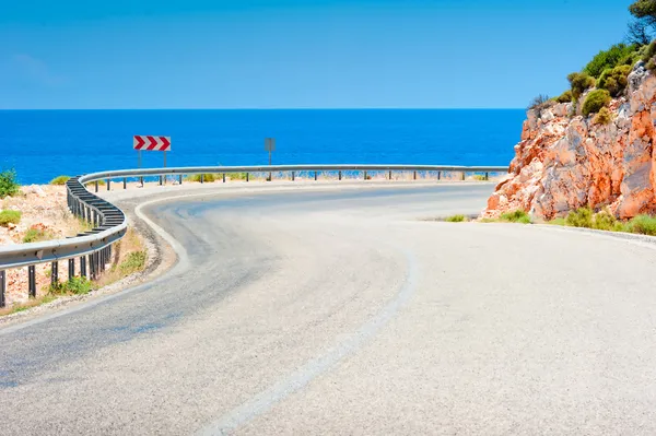 Carretera de montaña que conduce al mar —  Fotos de Stock