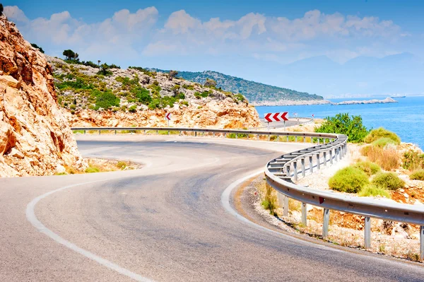 Camino en las montañas gira bruscamente sobre la montaña — Foto de Stock