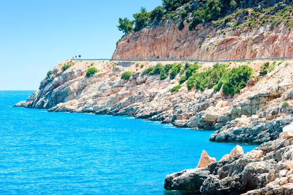 Felsige Landschaft und blaues, ruhiges Meer — Stockfoto