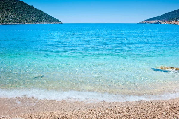 Idealistische Meeresbucht mit türkisfarbenem Wasser — Stockfoto