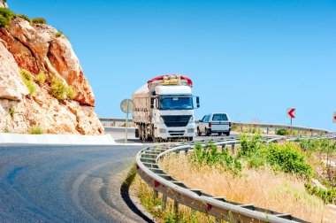 gelecek trafik kamyon ve dağlarda araba