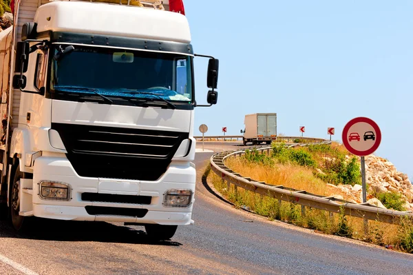 Virages dangereux et camions chargés dans les montagnes — Photo