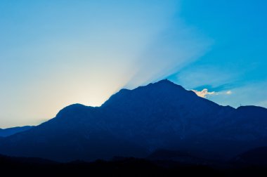 Güneş batmadan dağ tahtal, Türkiye'nin üzerinde
