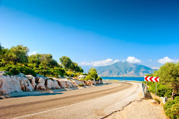 Motorväg längs havet mot en bakgrund av berg — Stockfoto