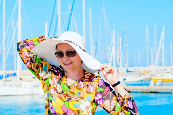 Ritratto di un woRitratto di donna con cappello panama bianco — Foto Stock