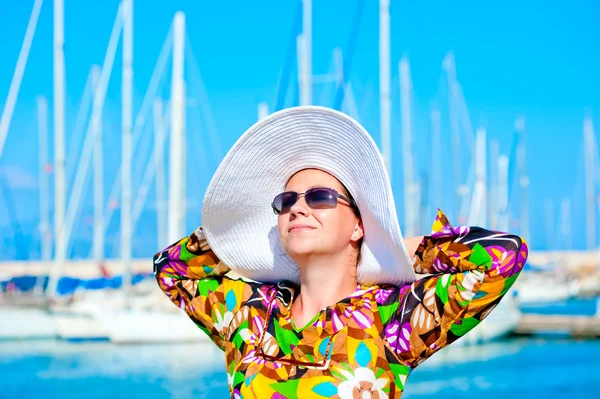 Retrato de uma mulher em chapéu de panamá — Fotografia de Stock