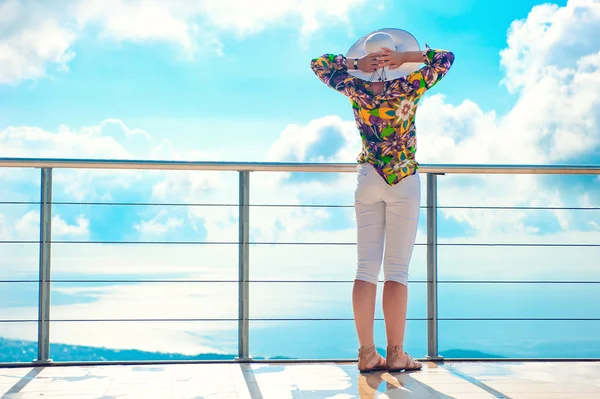 La fille admire l'air debout par balustrade chromée — Photo