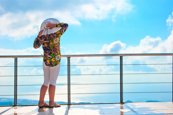 Frau genießt die Aussicht aus der Höhe — Stockfoto