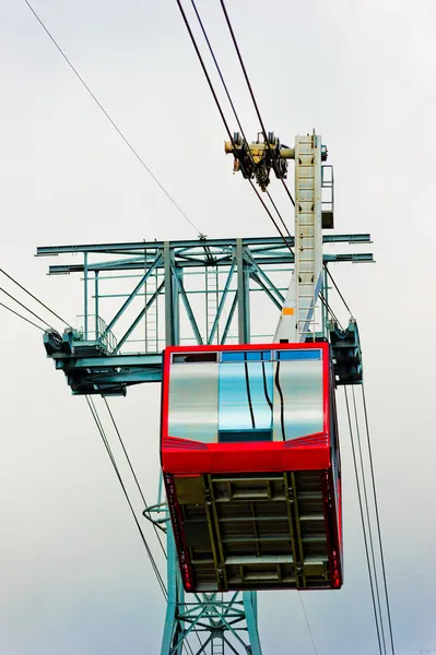 Cabina rossa di una seggiovia sul Monte Tahtal . — Foto Stock