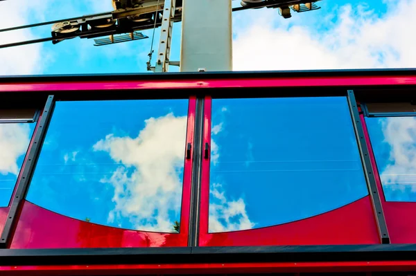 Carro de cabo e o reflexo do céu no vidro — Fotografia de Stock