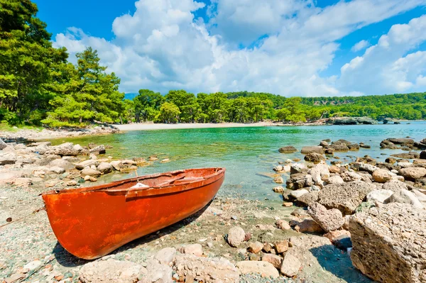 Hermoso paisaje con un barco y el mar —  Fotos de Stock