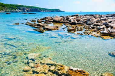 Ufukta bir gemi ve deniz kayalık alt