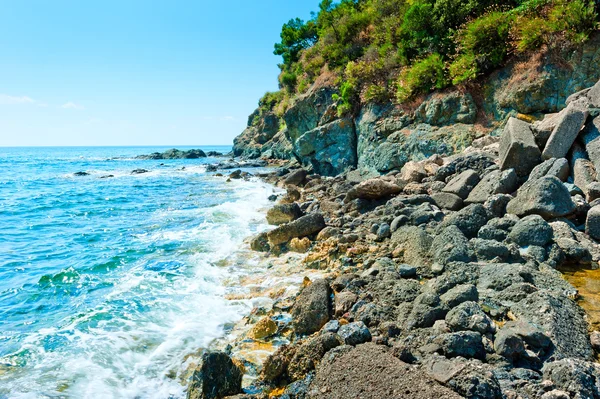 Sea wave rolls on a rocky shore — Stock Photo, Image