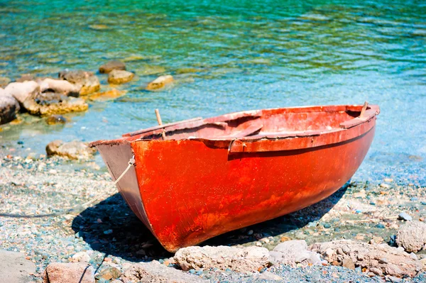 Old brown boat on the river — Stock Photo, Image