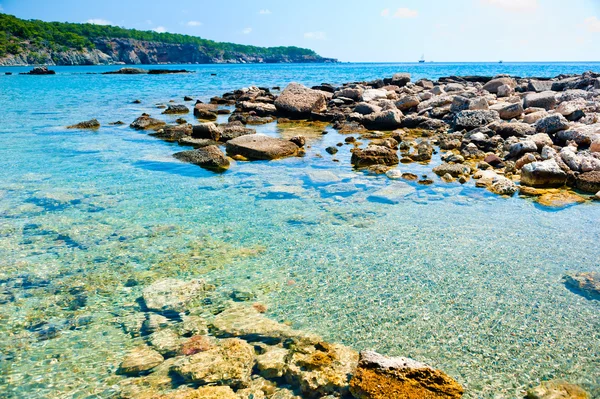 Ufukta bir gemi ve deniz kayalık alt — Stok fotoğraf