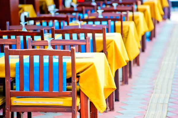 Anzahl der leeren Tische im Café — Stockfoto