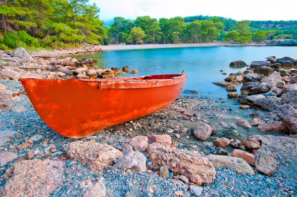 Barco na praia ao amanhecer — Fotografia de Stock