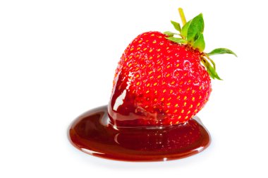 beyaz zemin üzerine çikolata soslu çilek