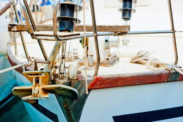 Rusty anchor on the bow deck of a yacht. — Stock Photo, Image