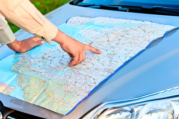 Mann auf der Karte konzentriert sich auf die Gegend — Stockfoto