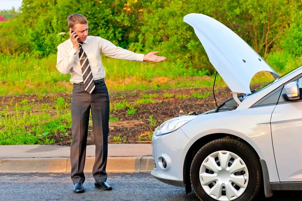 Biznesmen w wypadku samochodowym — Zdjęcie stockowe