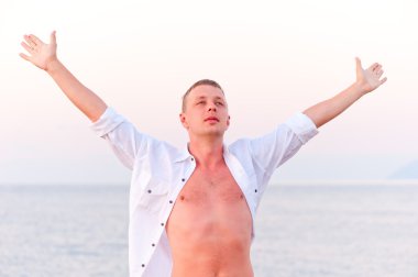 jonge man genieten van de vrijheid