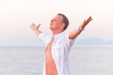 adam silah özgürlüğü zevk uzanmış