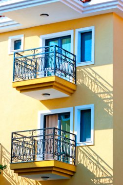Sarı ev iki küçük balkon