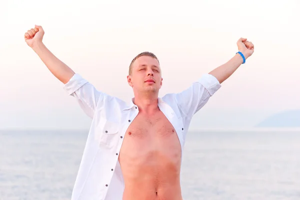 Bare-chested man enjoys freedom — Stock Photo, Image