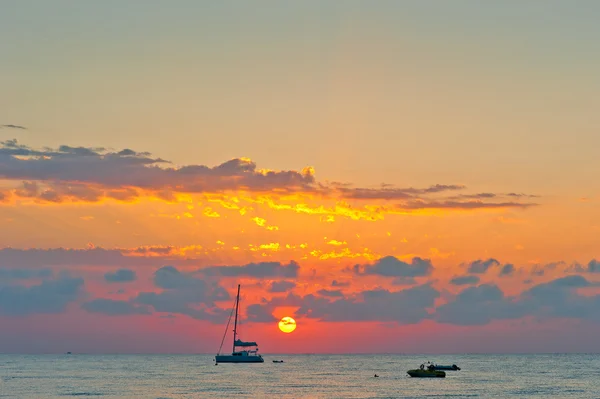 Coucher de soleil pittoresque sur la mer et les silhouettes des bateaux — Photo