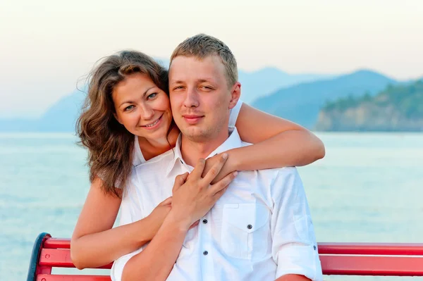 Casal abraçando perto do mar — Fotografia de Stock