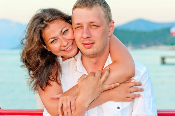 Mann und Frau umarmen sich am Meer — Stockfoto