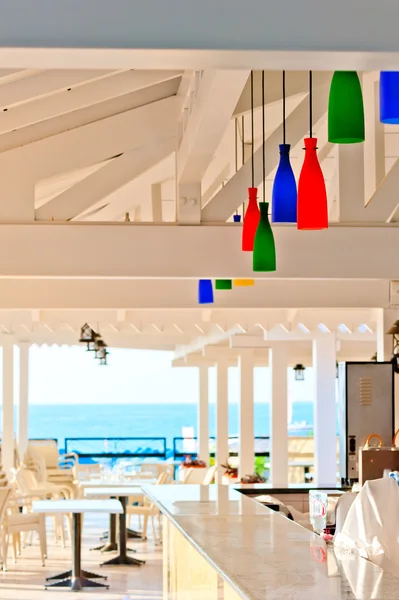 Bar met gekleurde lampjes op het strand — Stockfoto