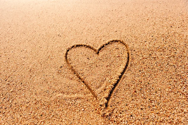 Dessiner un cœur sur le sable mouillé à la mer — Photo