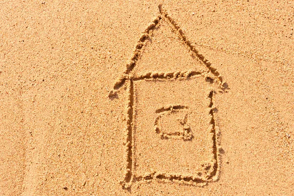 Maison dessin sur le sable humide à la mer — Photo