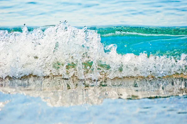 Água do mar azul-turquesa clara — Fotografia de Stock
