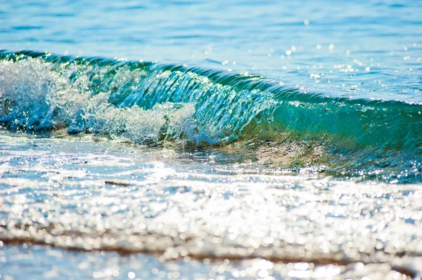 Meerwasser rollt auf einem Kieselstrand — Stockfoto