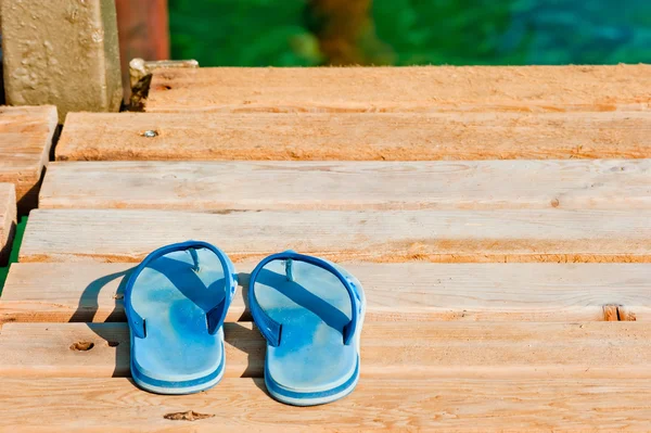 Ardesia su un molo di legno vicino al mare — Foto Stock